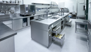 SEIN ARBEITSPLATZ: SAUBERKEIT UND PERFEKTIONISMUS SIND FÜR GEORG FEHRENBACH DIE VORAUSSETZUNG FÜR KREATIVITÄT UND FRÖHLICHES KOCHEN.